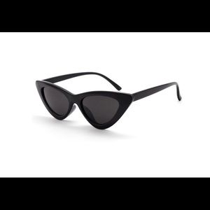 Black cate eye sunnies